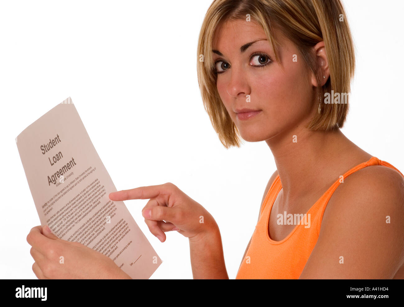 La giovane donna caucasica rivede il contratto di prestito studentesco e chiede i costi di istruzione per il college, Stati Uniti. Foto Stock