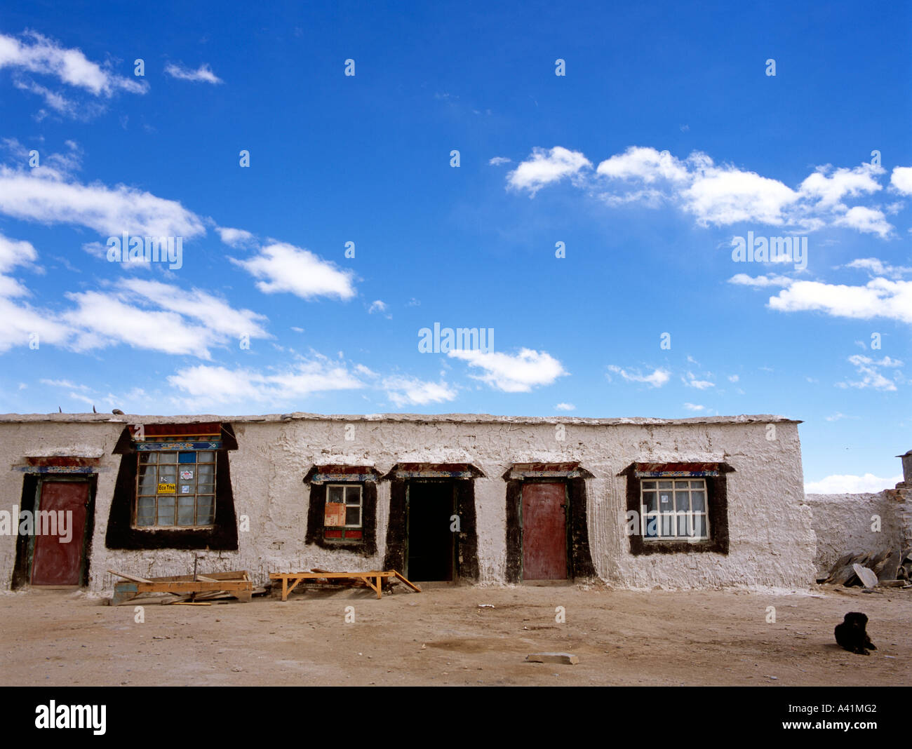 Tibetan House con cane Tibet occidentale Asia Foto Stock