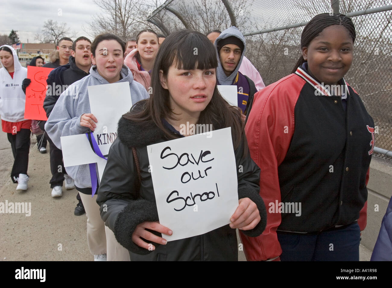 Gli studenti protestano la chiusura della scuola cattolica nel quartiere ispanico Foto Stock