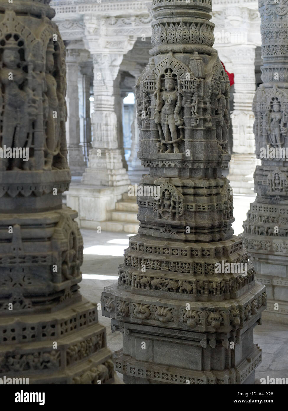 Intricati intarsi in pietra nel tempio Jain di Ranakpur in Rajasthan in India del Nord Foto Stock