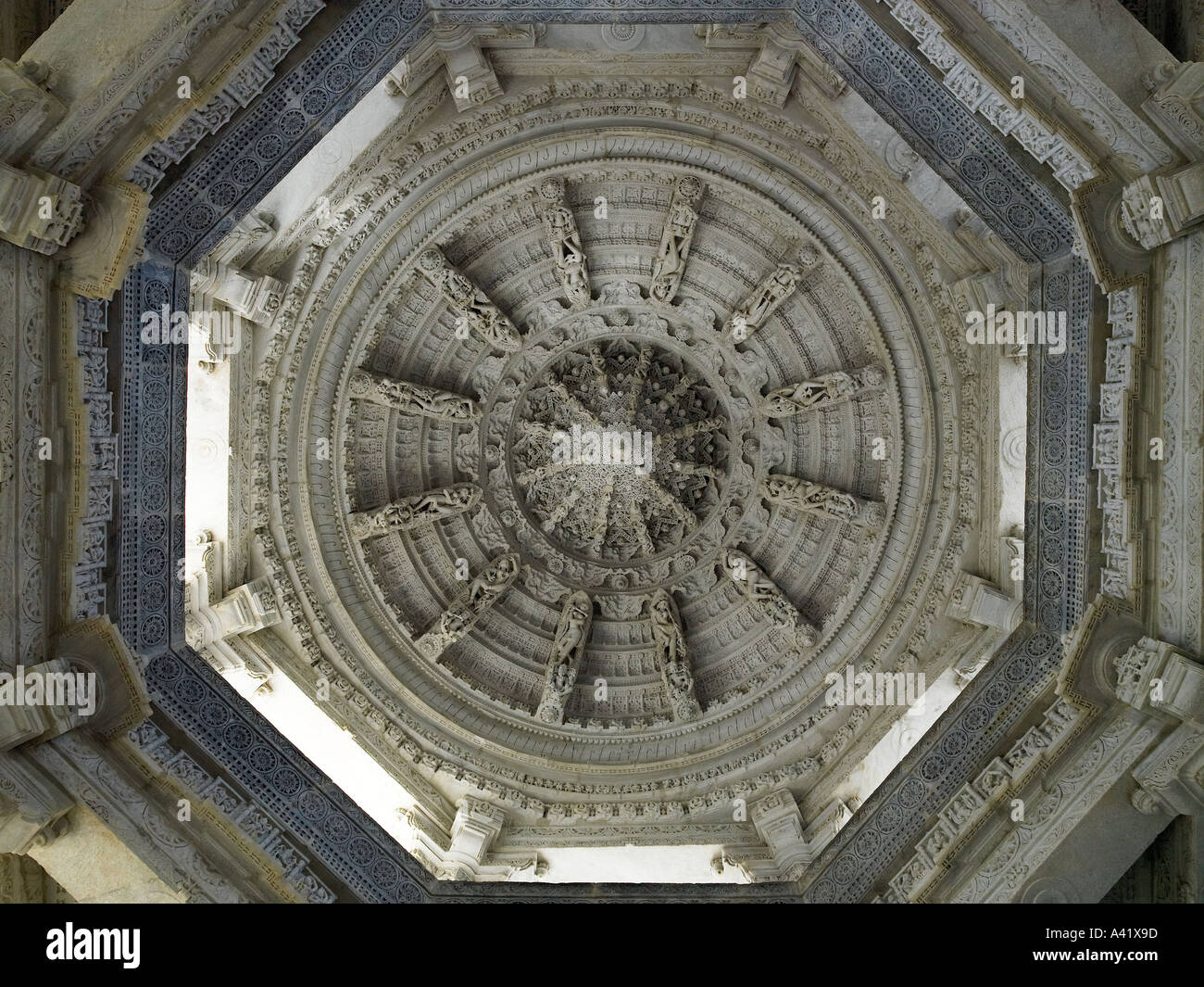 Scultura ornato nel tetto del tempio Jain di Ranakpur nel Rajasthan, India Foto Stock