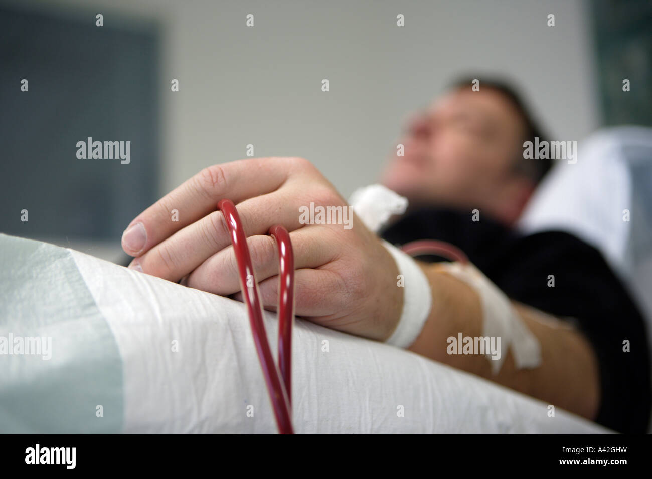 Il paziente durante il suo dialisi nel centro di dialisi in ospedale Dominikus Foto Stock