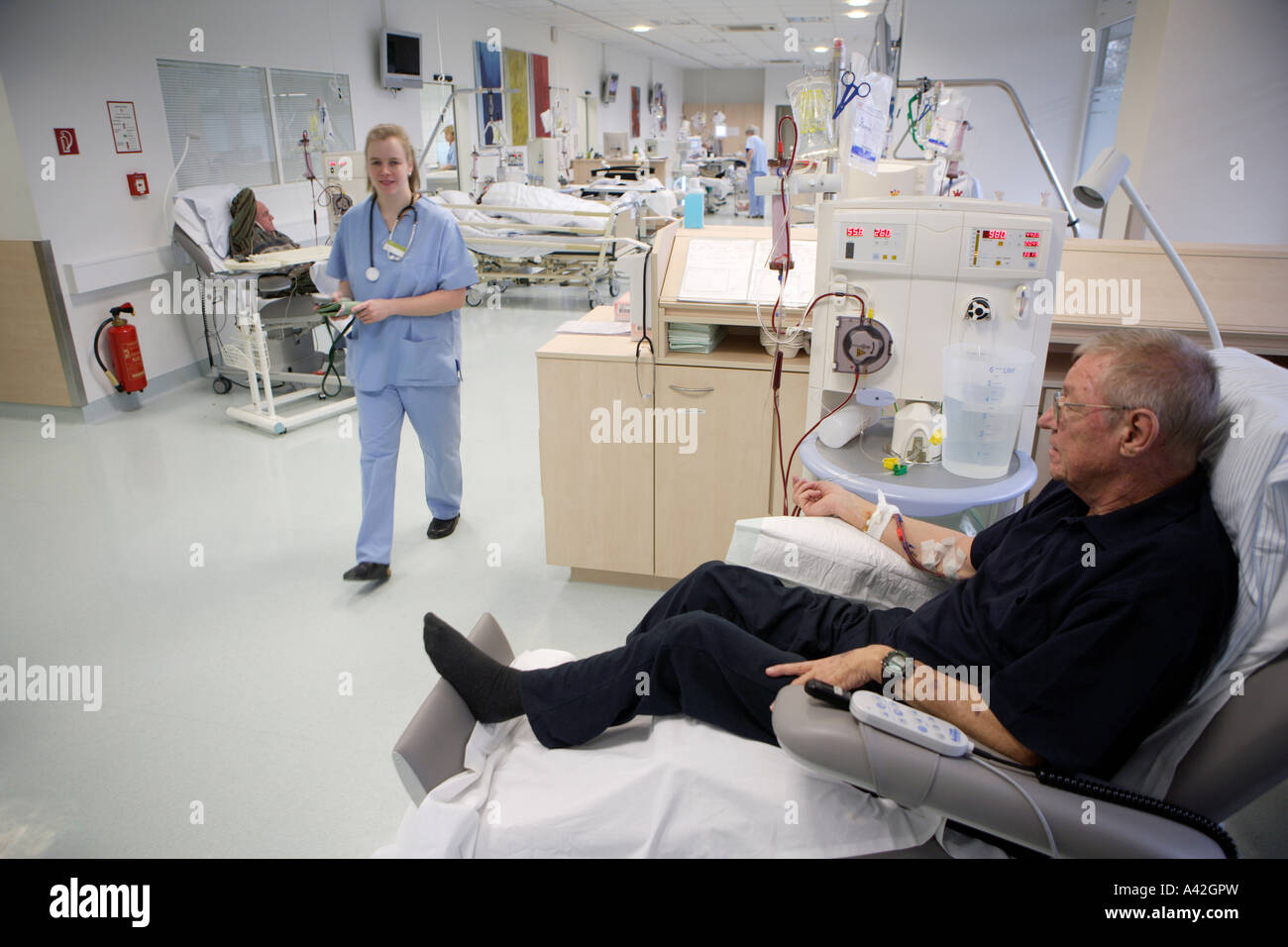 Il paziente durante il suo dialisi nel centro di dialisi in ospedale Dominikus Foto Stock