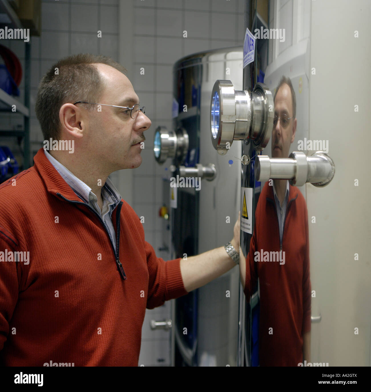 Medicina tecnico durante la manutenzione di apparecchiature di dialisi nel centro dialisi Foto Stock