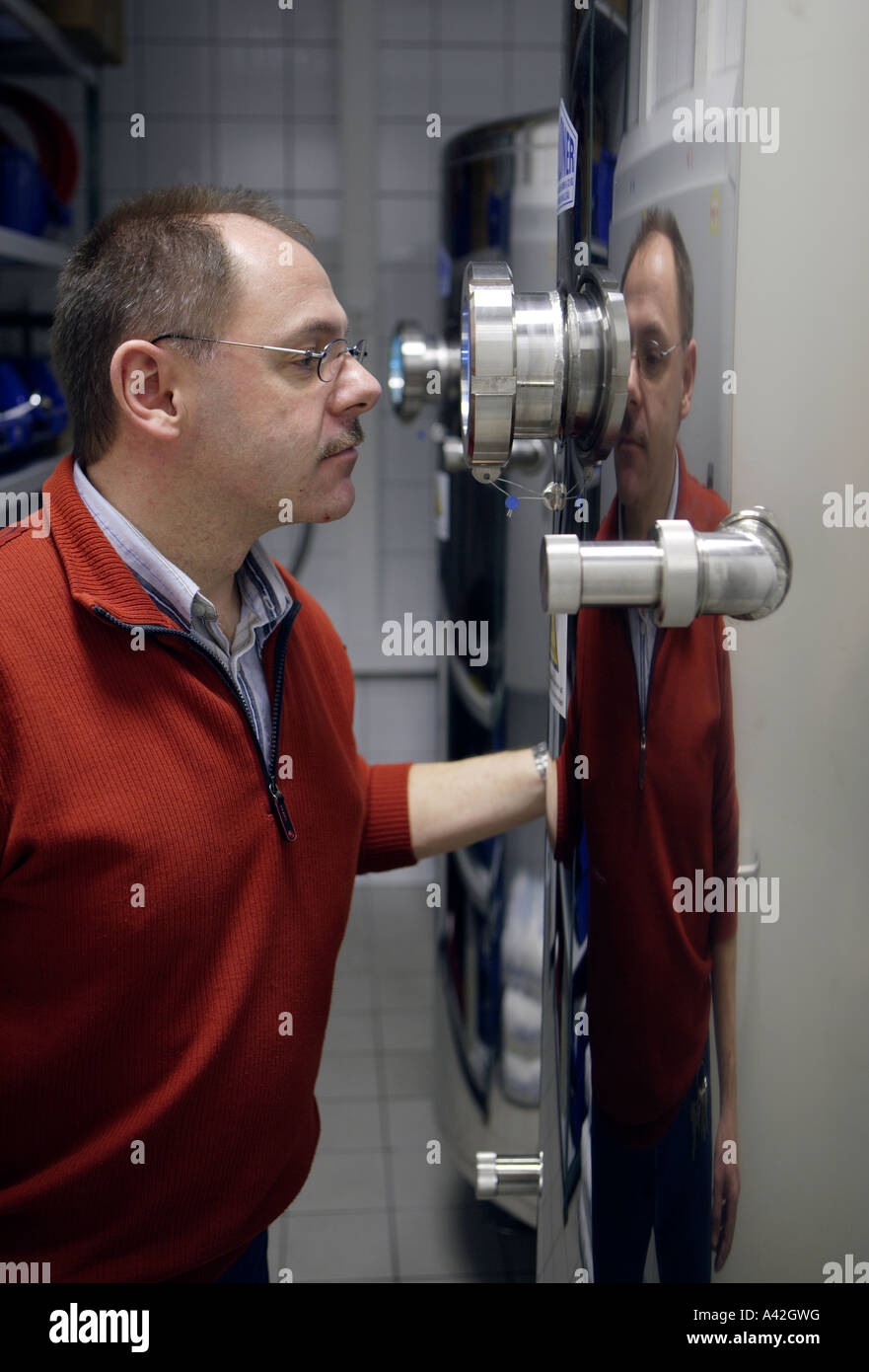 Medicina tecnico durante la manutenzione di apparecchiature di dialisi nel centro dialisi Foto Stock