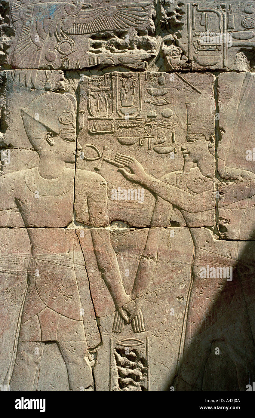 Il dio Amon e il Faraone tenere mani mentre toccando il suo naso con il ankh il dio è di conferire la vita eterna sul Faraone Foto Stock