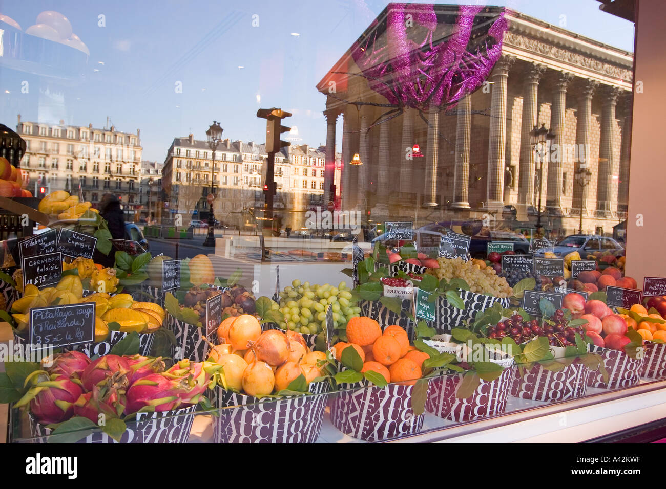Parigi Francia Place de la Madeleine Fauchon gourmet shop shop riflessione della finestra Foto Stock