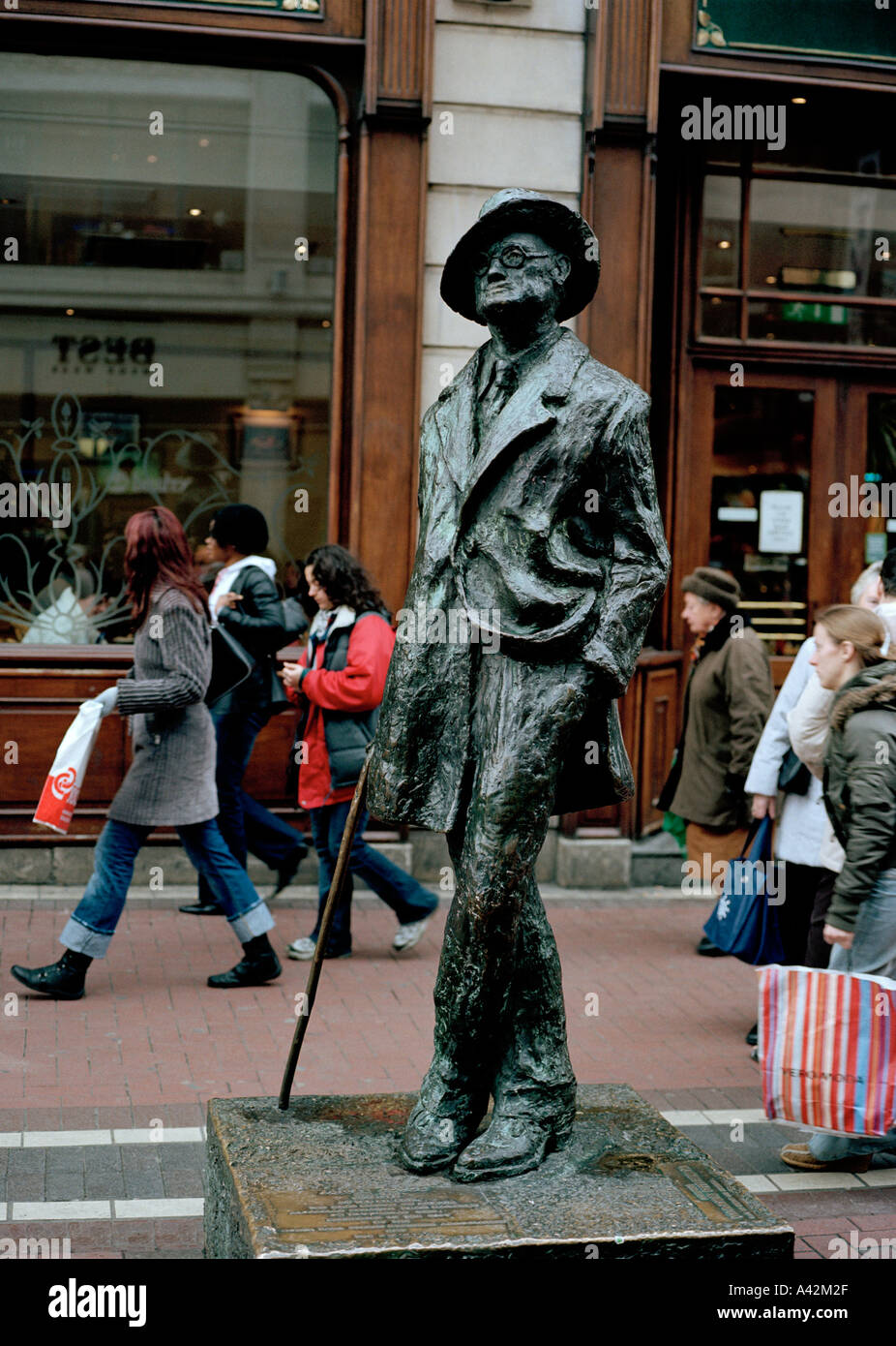 Una scultura in bronzo del celebre scrittore irlandese James Joyce vicino la guglia a O'Connell Street Dublin Foto Stock