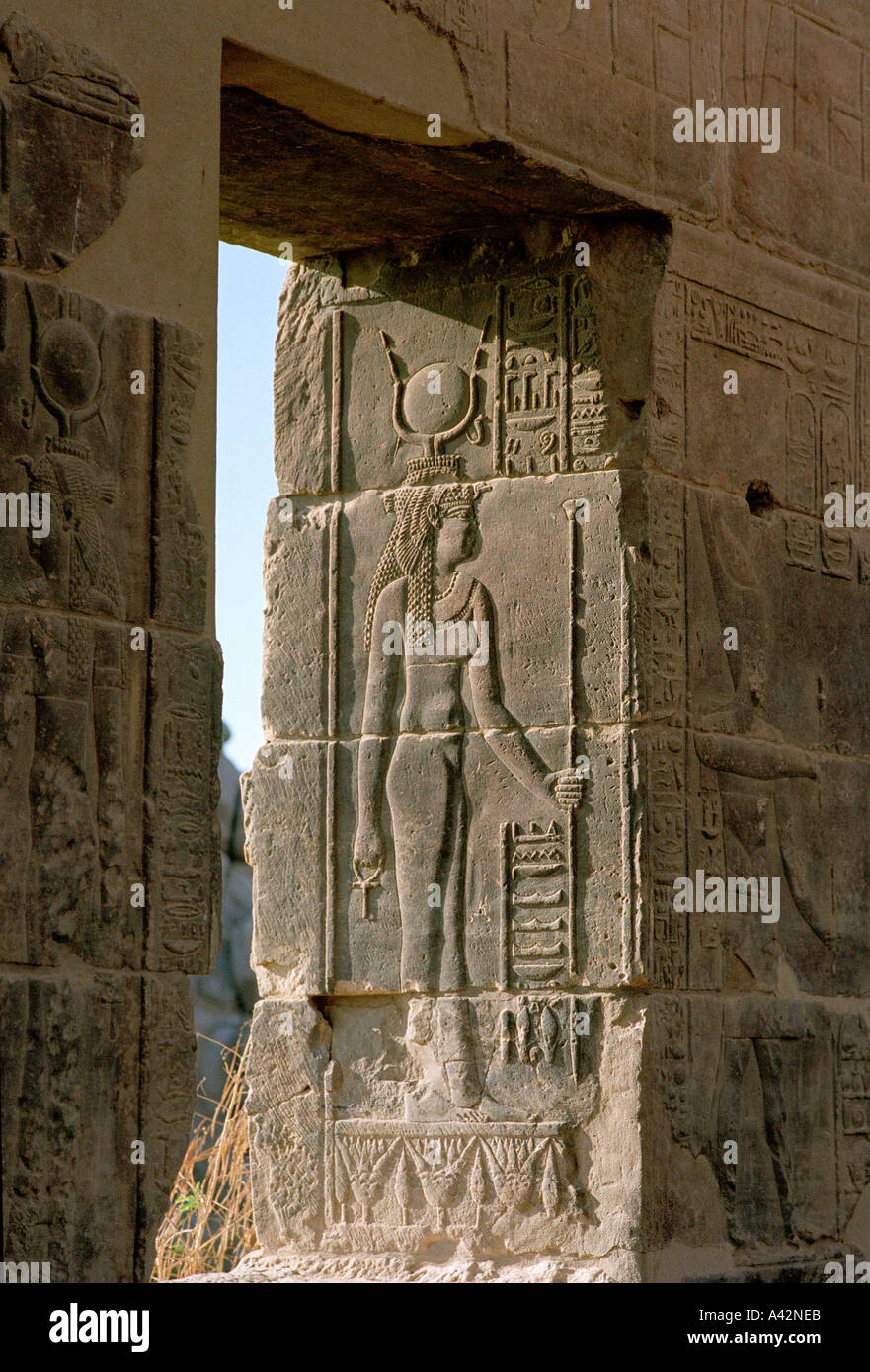 Una incisione della dea Hathor in una finestra applique del tempio di Iside a Philae Foto Stock