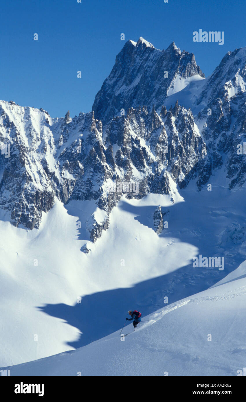 Sciatore da soli sul grande pendii di Chamonix Foto Stock