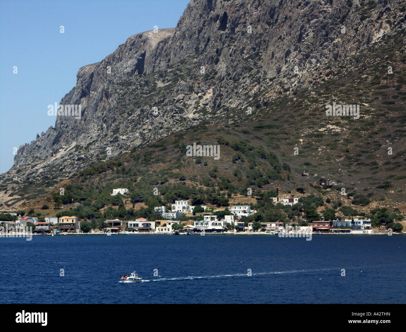 Vista della isola di Telendos appena fuori il lato ovest dell isola di Kalymnos nel Dodencanese regione della Grecia. Foto Stock