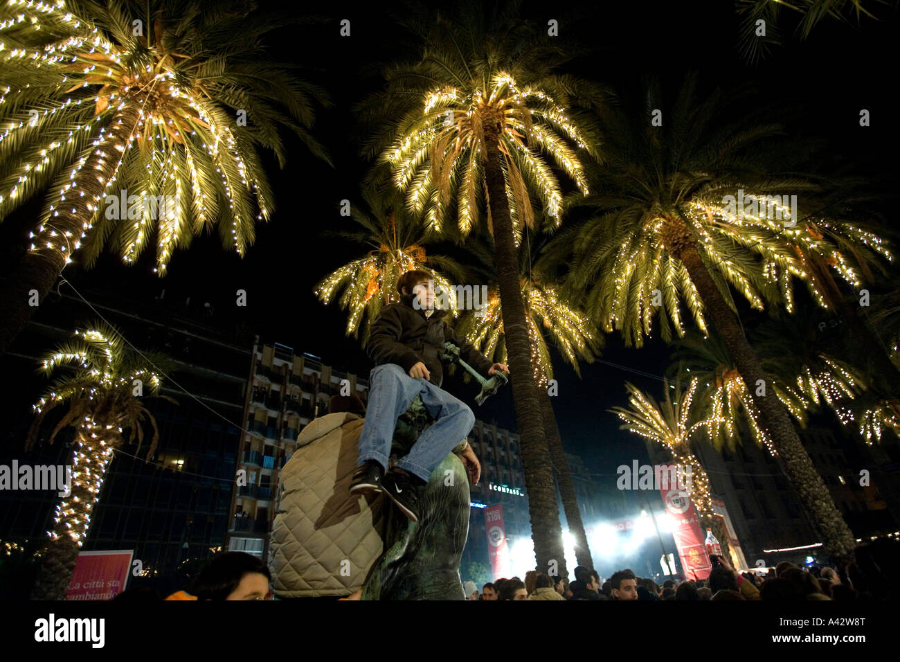 Ragazzo seduto sulla cima di una statua Piazza Politeama Palermo Sicilia Italia Foto Stock
