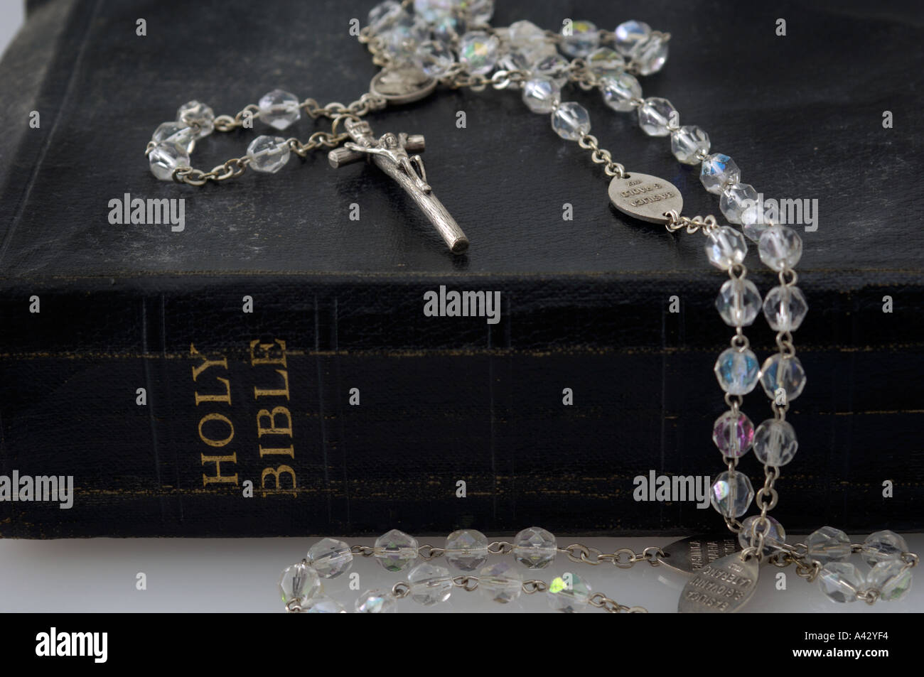 I grani del rosario sulla Sacra Bibbia Foto Stock