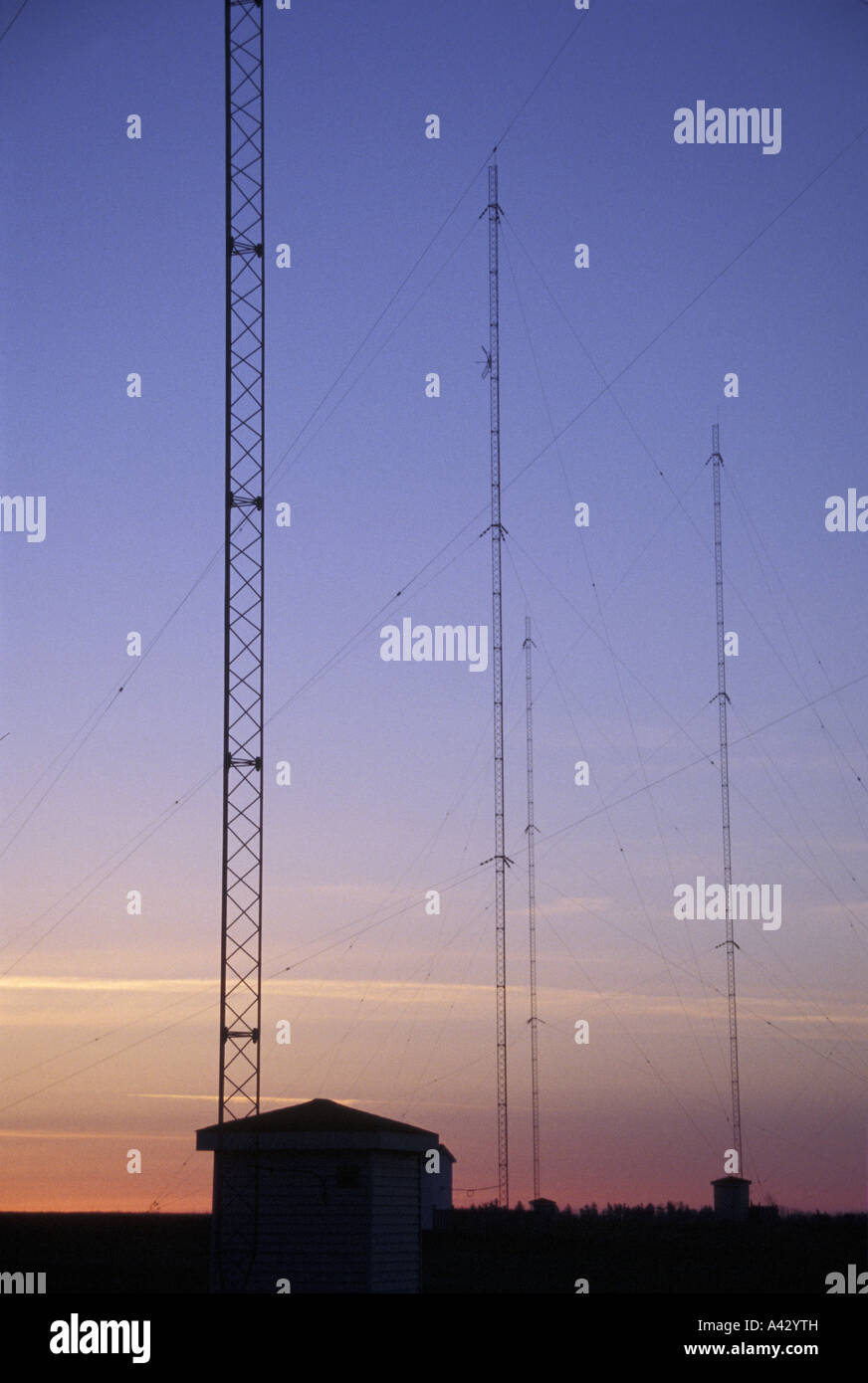 AM Radio Broadcast Array Tower Londra Ontario Canada all'alba Foto Stock
