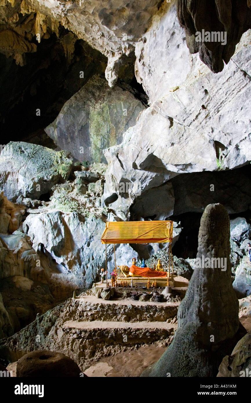 Reclining Buddha in bronzo all'interno di Phu Kham Grotta Vang Vieng Laos Foto Stock