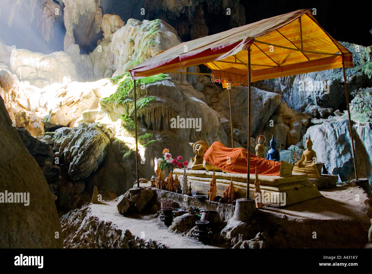 Reclining Buddha in bronzo all'interno di Phu Kham Grotta Vang Vieng Laos Foto Stock