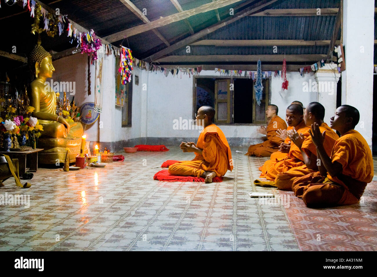 Il debuttante monaci in preghiera Wat Thad che Vang Vieng Laos Foto Stock