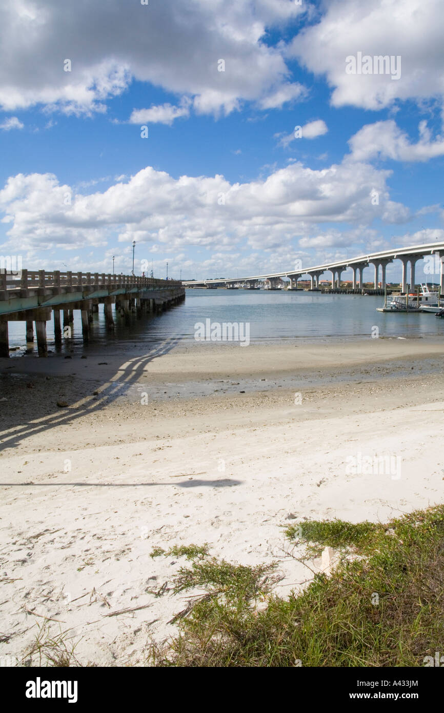 La pesca del molo e il ponte sul canale navigabile intracostiero, Vilano Beach, vicino a St. Augustine, Florida. Foto Stock
