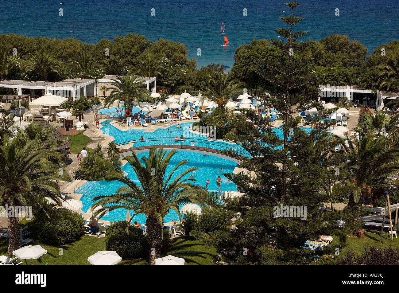 La piscina di un Hotel Hilton Resort Rodi Grecia Foto Stock