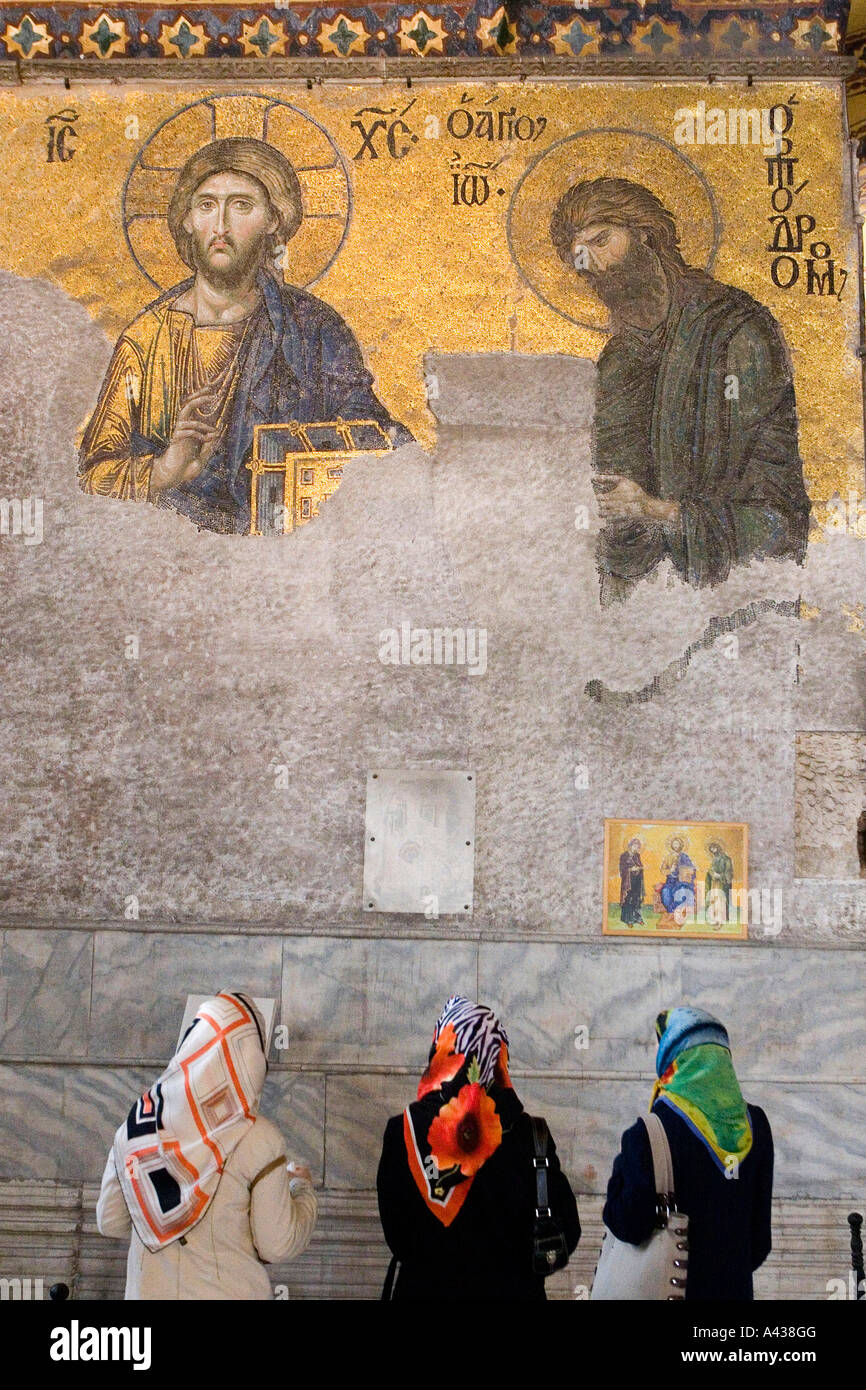 Le donne musulmane guardando ikonas in Hagia Sophia Istanbul Turchia. Foto Stock