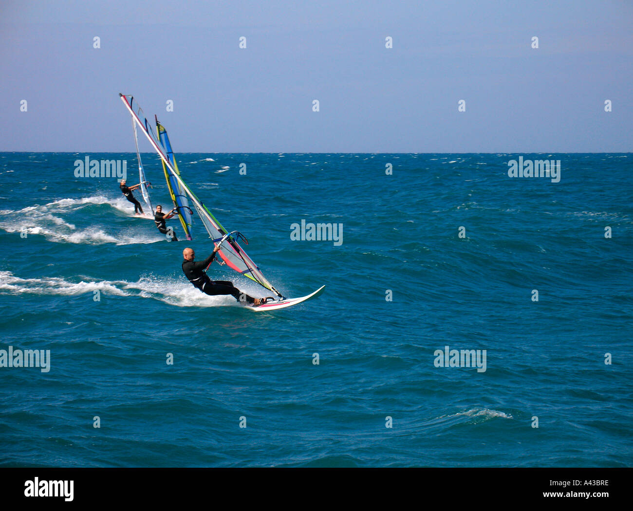 Gli appassionati di windsurf windsurf in riva al Mar Mediterraneo di Tel Aviv in Israele Foto Stock
