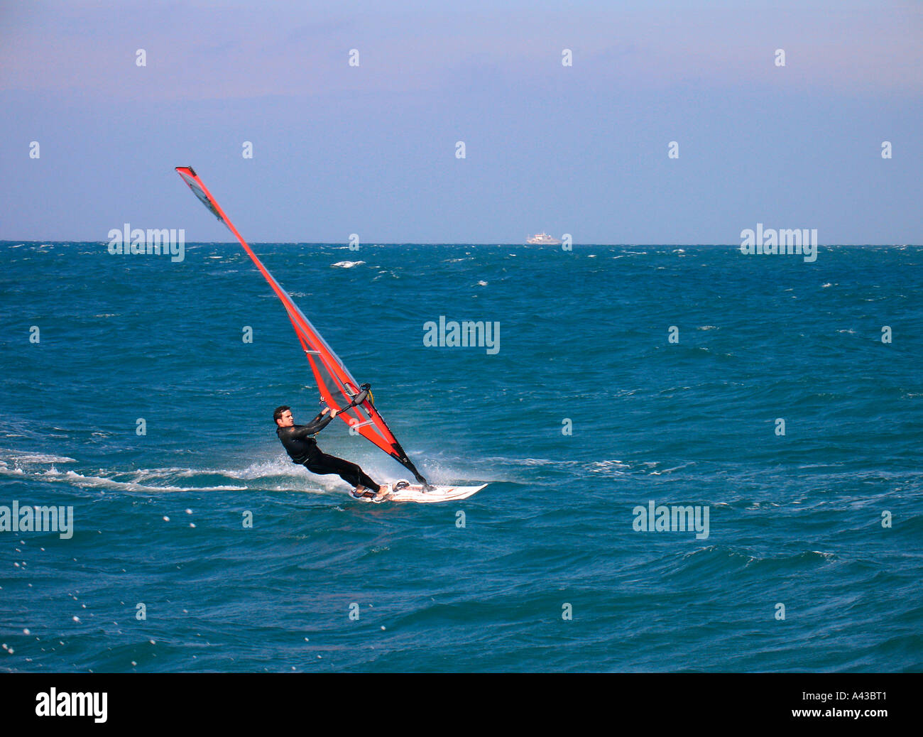 Windsurf in riva al Mar Mediterraneo di Tel Aviv in Israele Foto Stock