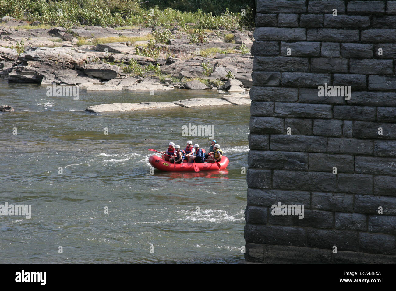 Rafting sul fiume attraverso abbandonate piloni del ponte sul fiume Shenandoah Foto Stock