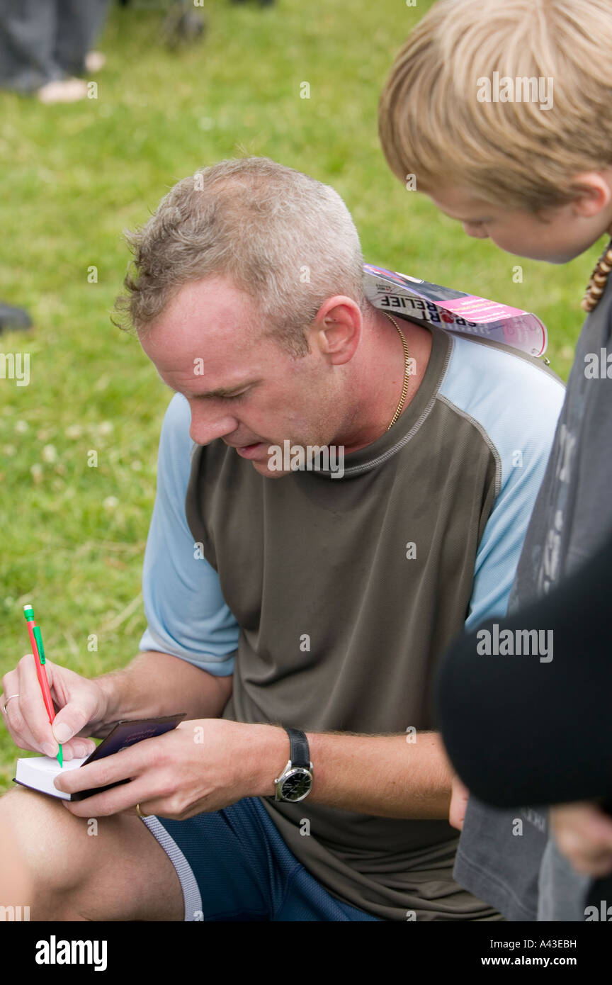 DJ Norman Cook alias Fatboy Slim firma il suo autografo per un ammiratore dopo la concorrenza in una carità fun run BRIGHTON REGNO UNITO Foto Stock