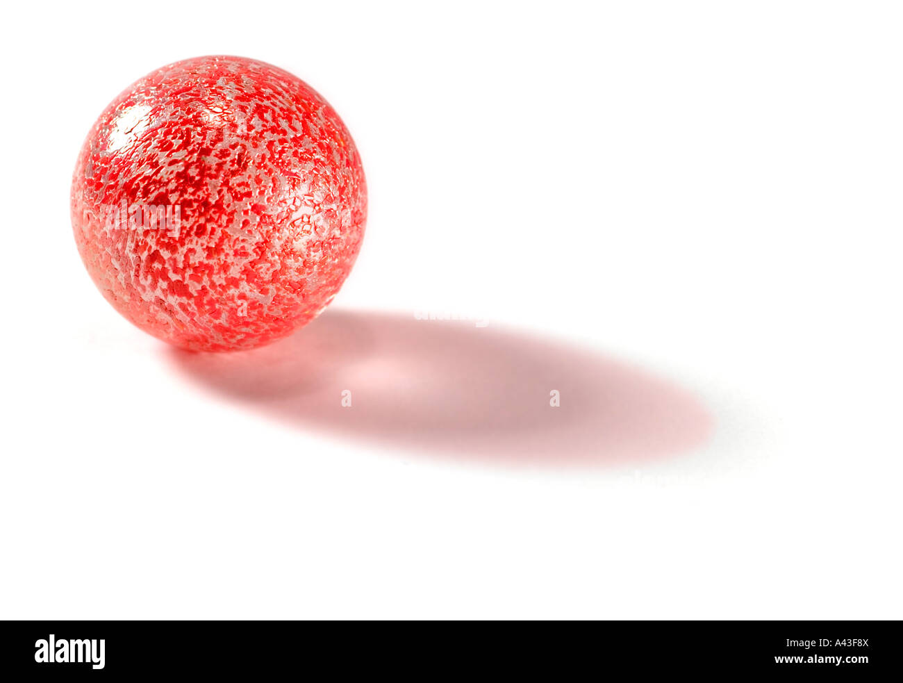 Marmo di colore arancione con ombra isolato su bianco Foto Stock