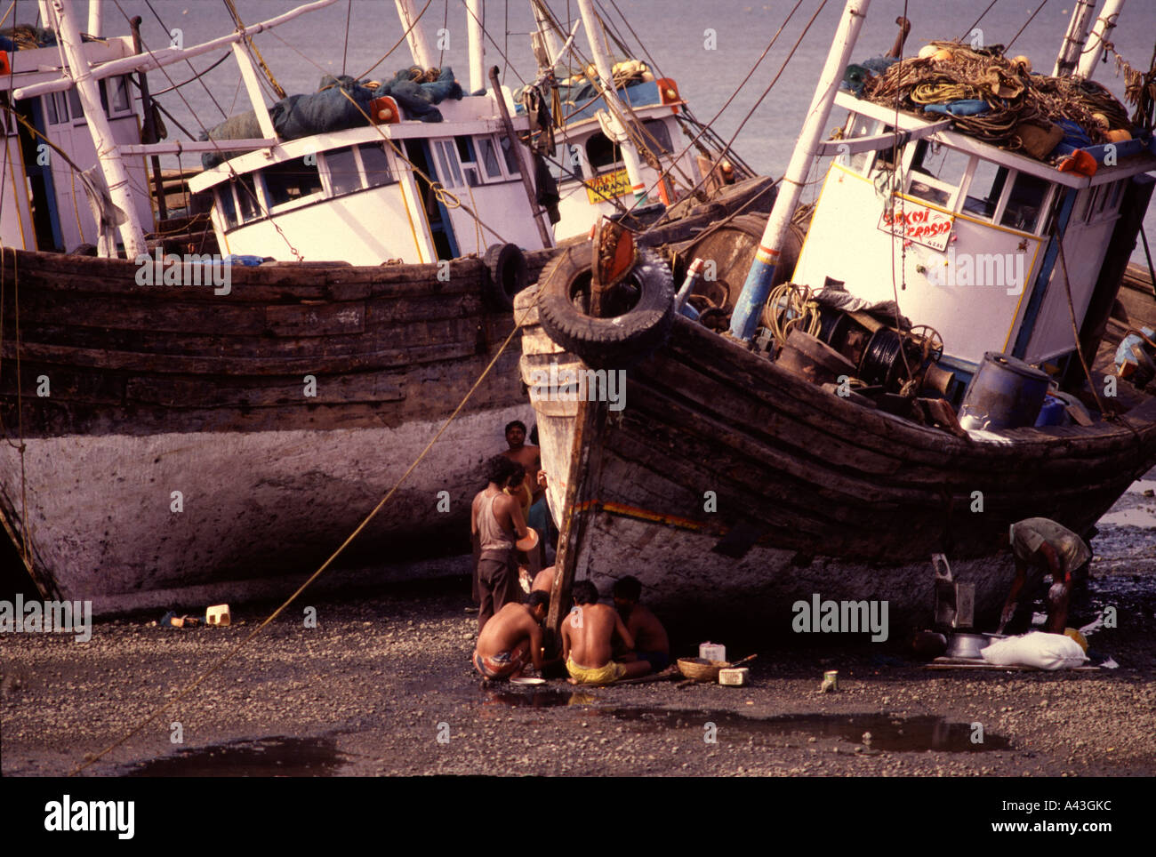 Lavoratori la riparazione di una barca da pesca in un cantiere navale a Mumbai India Foto Stock