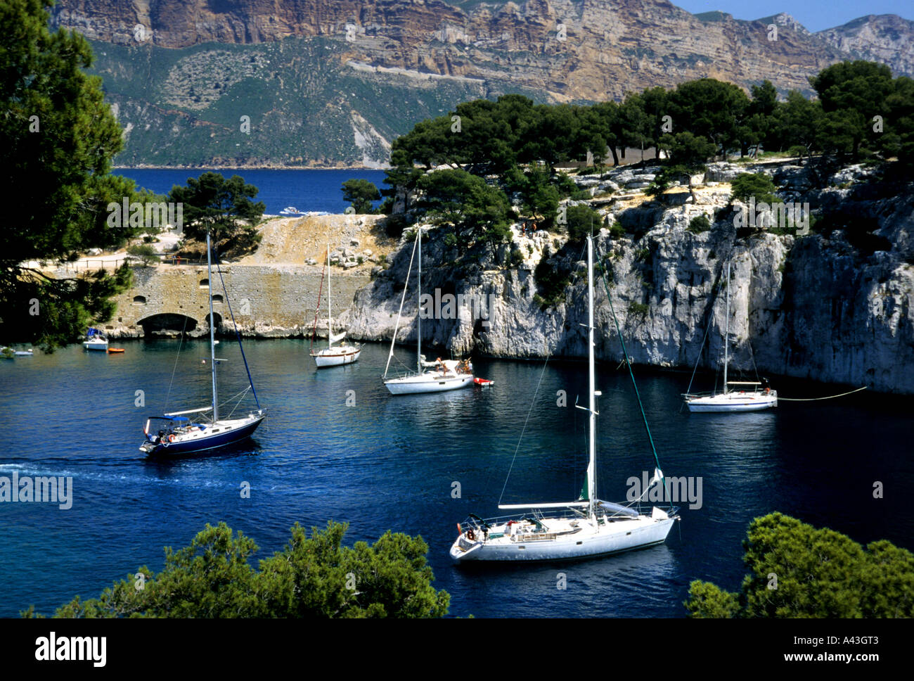 Provenza Calanques di Cassis vicino la Costa Azzurra Francia BARCA Porto Mare Porto Foto Stock