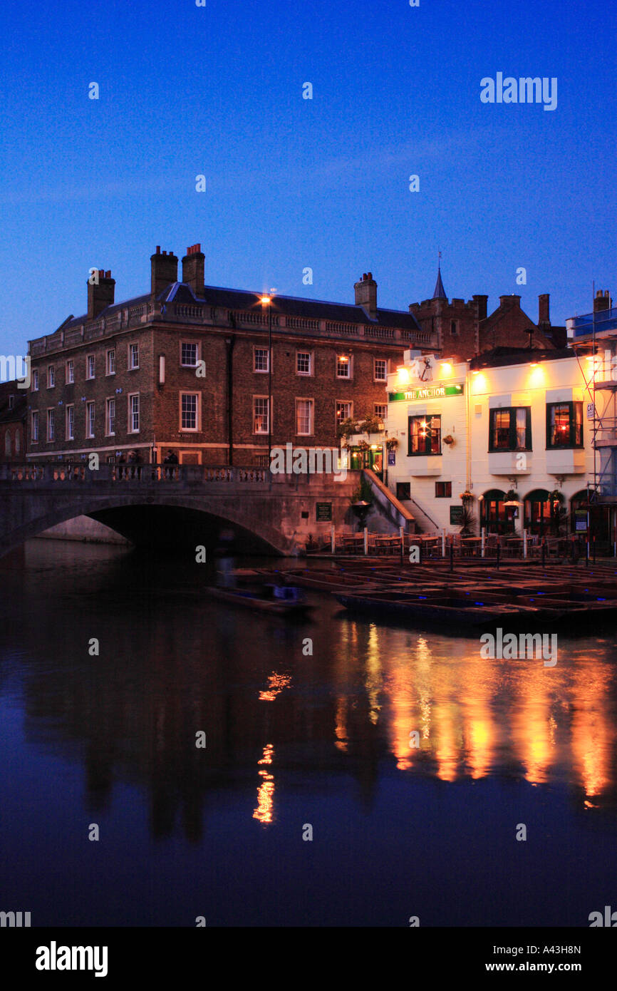 Silver Street bridge e l'Anchor Pub, Cambridge, Inghilterra durante la notte. Foto Stock