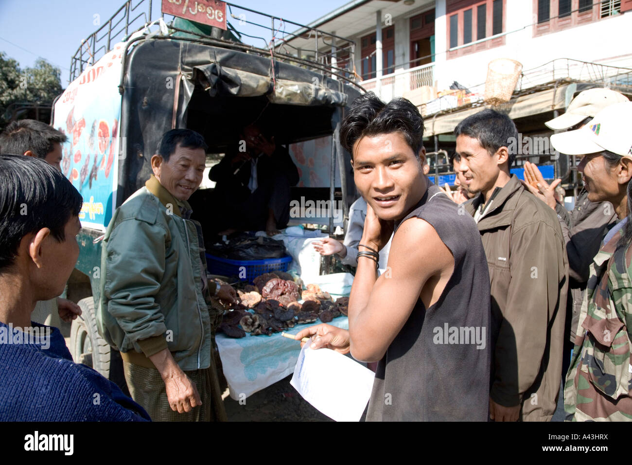 La vendita di funghi provenienti dalla parte posteriore di un camion, Myitkyina, Myanmar Foto Stock