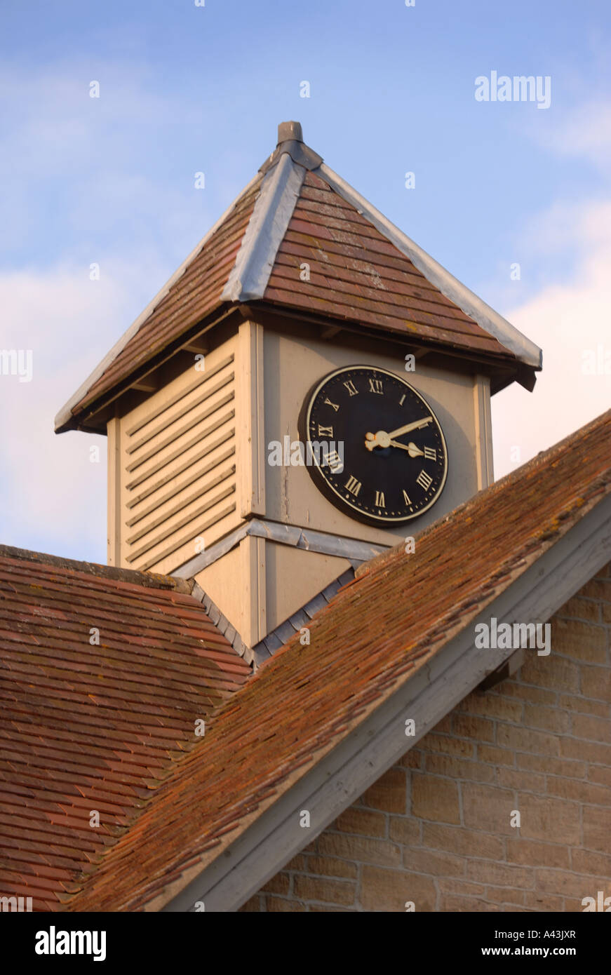 La torre dell'orologio di un convertito blocco stabile REGNO UNITO Foto Stock