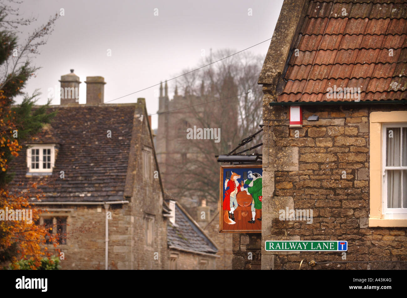 Il centro del villaggio di WELLOW CON LA FOX E BADGER PUB SIGN IN SOMERSET REGNO UNITO Foto Stock