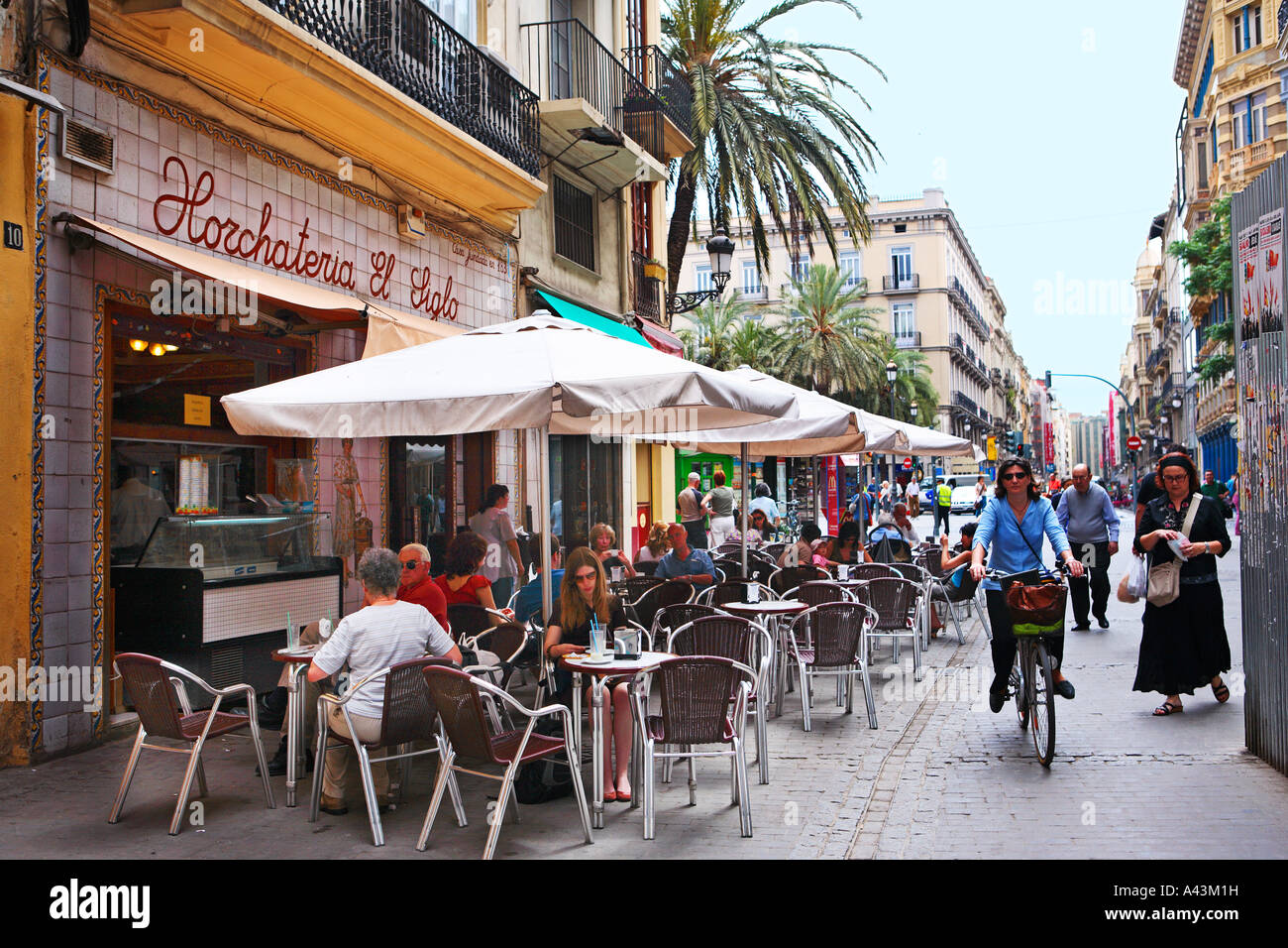 Spagna Valencia HORCHATERIA CAFE e scene di strada Foto Stock