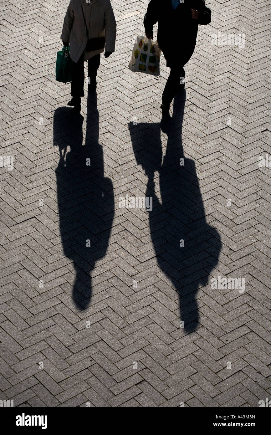 L ombra di una shopper in Bullring Shopping Centre Birmingham West Midlands England Foto Stock