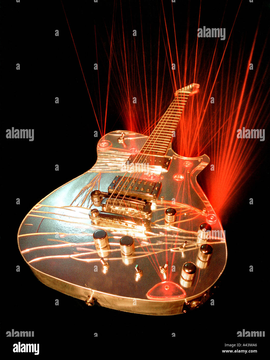 Laser personalizzata specchiata chitarra elettrica fatta da Hugh Manson per Matt Bellamy dei Muse Foto Stock