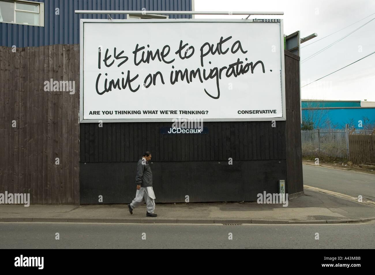 Conservatore manifesto elettorale Bradford Aprile 2005 con uomo asiatico in primo piano Foto Stock