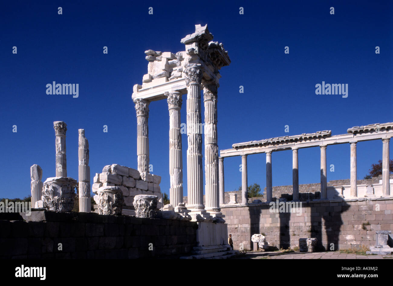 Monumentali fondamenta in pietra e colonne corinzie ricostruite del Tempio Romano di Traiano presso l'acropoli di Pergamo a Bergama in Turchia Foto Stock