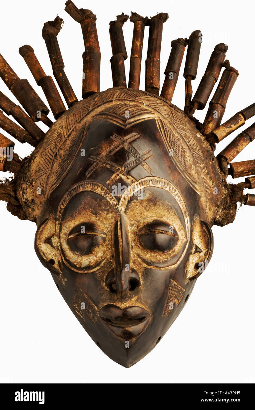 Mascherina africana parte di abiti da cerimonia e utilizzati in eventi sociali e religiosi. Proviene dal Camerun Foto Stock
