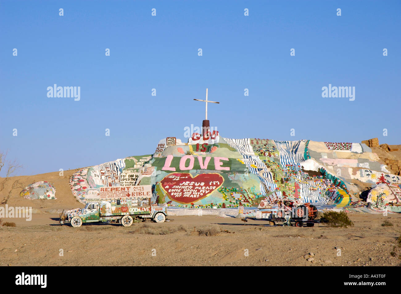 Uno la salvezza del uomo montagna nel deserto CA USA omaggio a Dio e Gesù Foto Stock