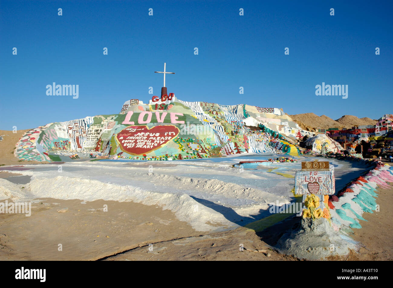 Uno la salvezza del uomo montagna nel deserto CA USA omaggio a Dio e Gesù Foto Stock