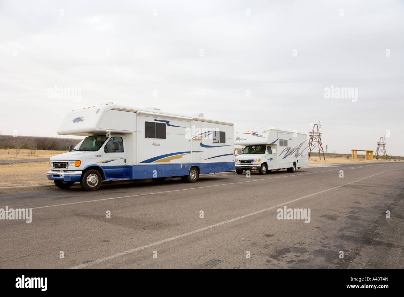 I camper parcheggiato nella zona di riposo lungo la Interstate Highway in Texas, Stati Uniti d'America Foto Stock