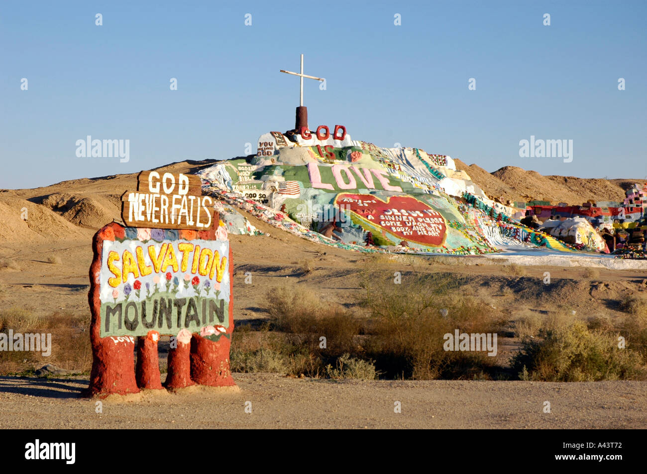 Uno la salvezza del uomo montagna nel deserto CA USA omaggio a Dio e Gesù ha fatto con vernice donati da sconosciuti e amici Foto Stock