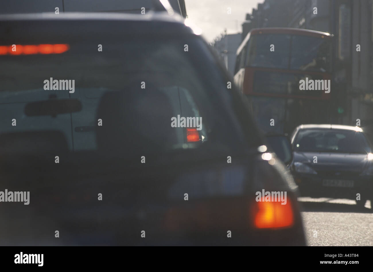 Fumi di scarico dell'auto a benzina degli anni '1990 del Regno Unito automobili bloccate in un ingorgo, congestione scarsa qualità dell'aria Londra Inghilterra circa 1995 HOMER SYKES Foto Stock