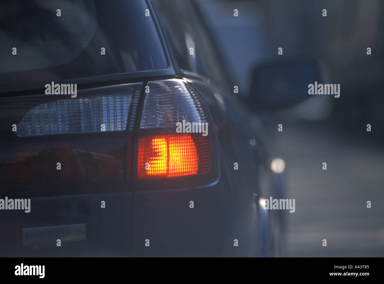 Congestione delle strade, scarsa qualità dell'aria dei gas di scarico provenienti dall'auto a benzina degli anni '1990, Regno Unito automobili bloccate in un ingorgo del traffico Londra Inghilterra intorno al 1995 Foto Stock