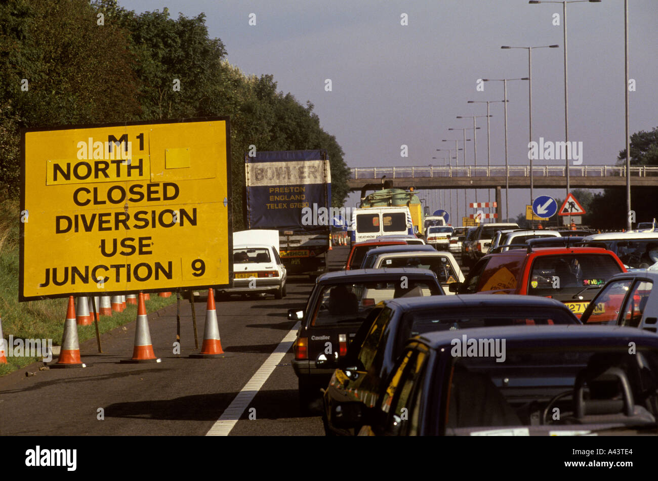 Autostrada del Regno Unito, ripara la congestione del traffico M1 direzione nord segnale di deviazione chiuso, utilizza lo svincolo 9 cartello 1990s Regno Unito circa 1995 HOMER SYKES Foto Stock