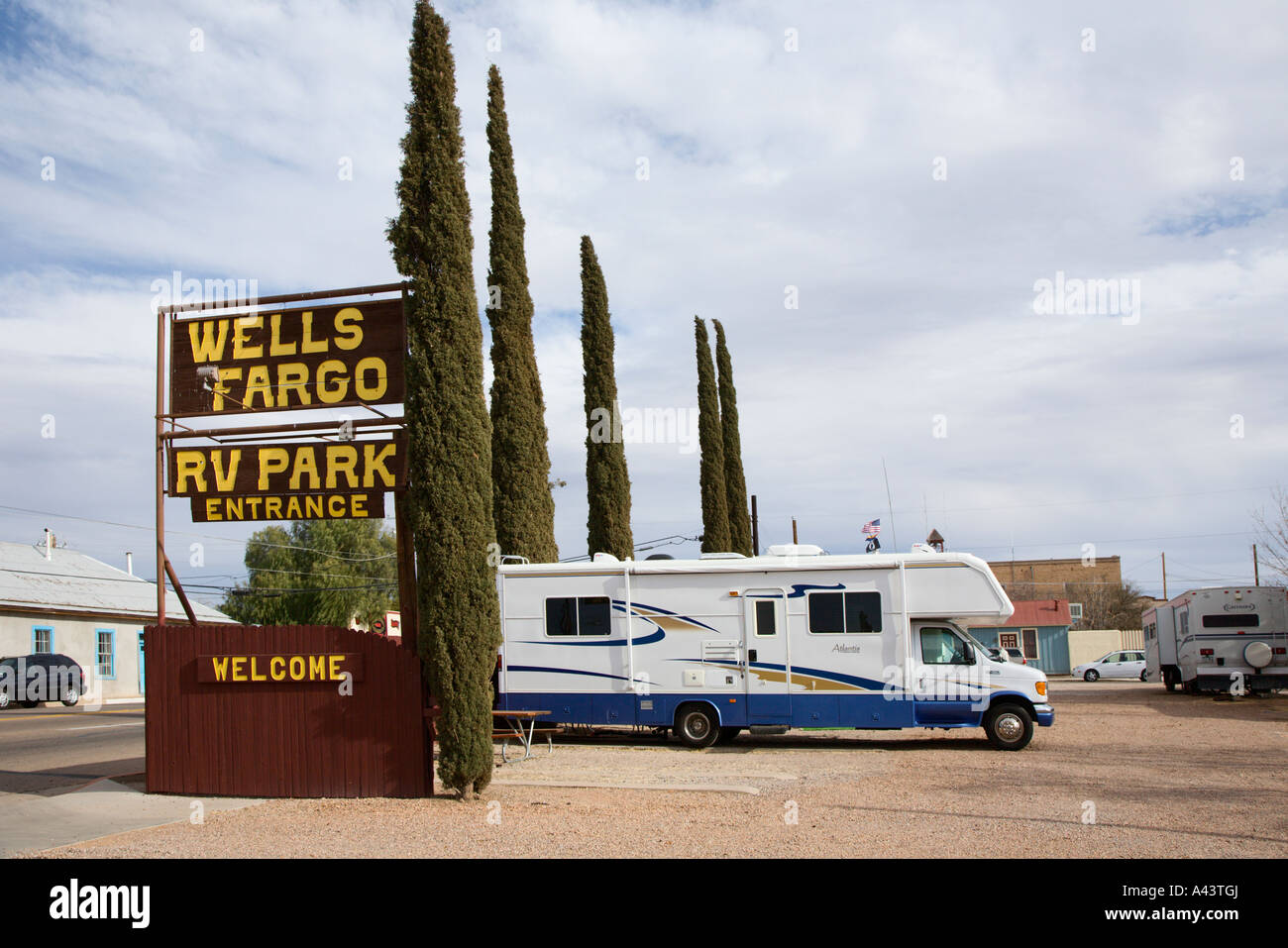 Camper parcheggiato nel centro cittadino di lapide, Arizona, Stati Uniti d'America Foto Stock
