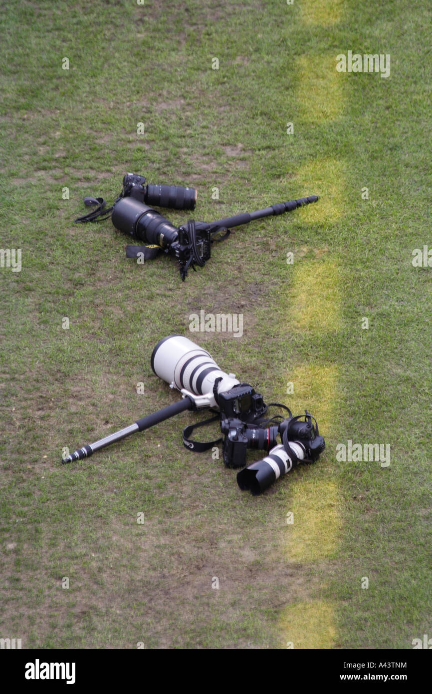 Le macchine fotografiche sull'erba. Foto Stock